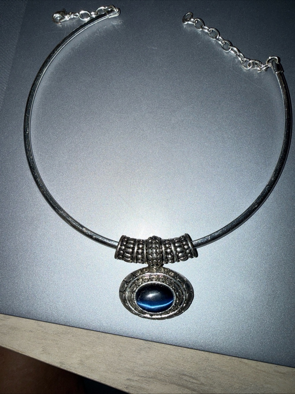 Vintage Avon Silver-Tone Necklace with Deep Blue Oval Pendant cat eye